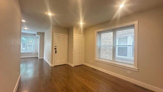 Foto del edificio - 5632 N St Louis Ave