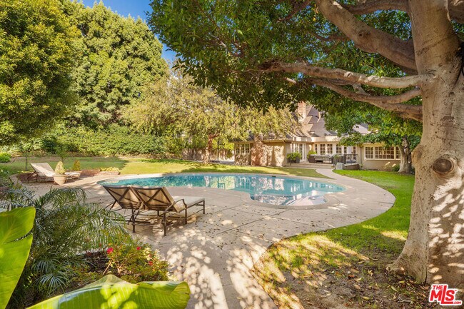 Foto del edificio - 723 Sierra Dr