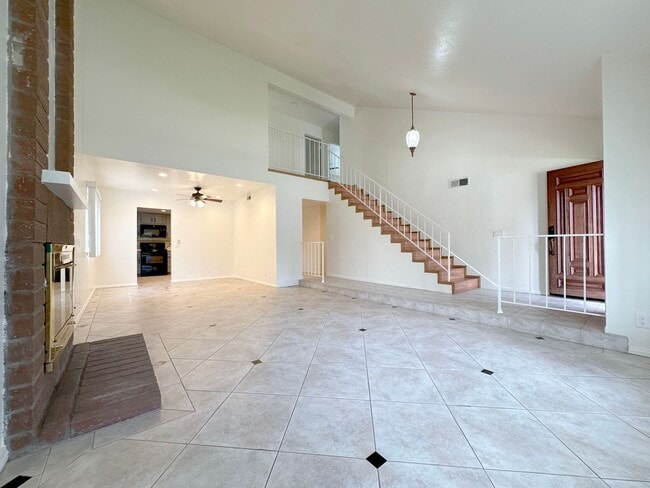 Foto del edificio - 5 bed 4 bath Irvine home
