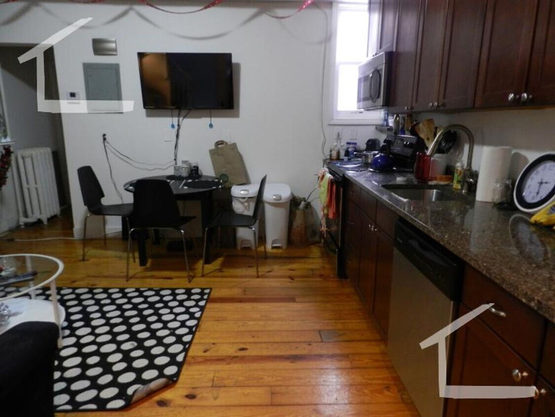 Foto del edificio - 4 Bed 2 Bath available now