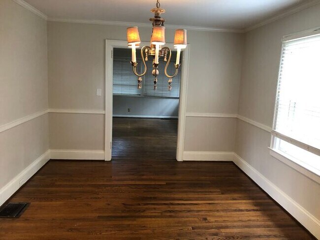 Building Photo - 3 bed/2 bath home in Myers Park area of Ch...
