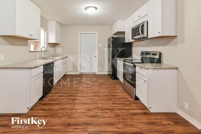 Foto del edificio - 4303 Trail Lake Dr