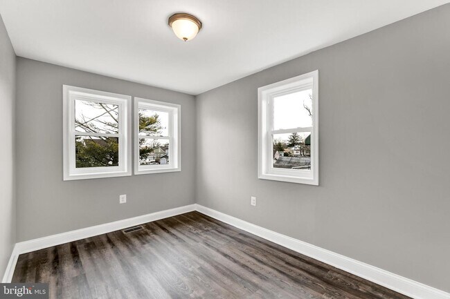 Building Photo - 170 W Meadow Rd