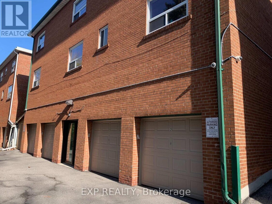 Photo du bâtiment - 458-458 Lawrence Ave W