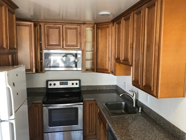 Kitchen - 3559 Agate Dr