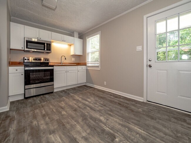 Foto del edificio - WELCOME TO THIS NEWLY RENOVATED 2 BEDROOM ...