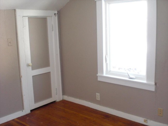 Foto del edificio - 2053 Reaney Ave E
