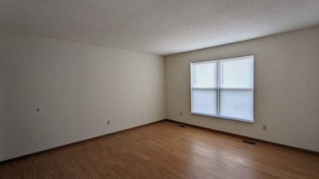 Building Photo - 4 Bedroom/2 Bath Single Family Home