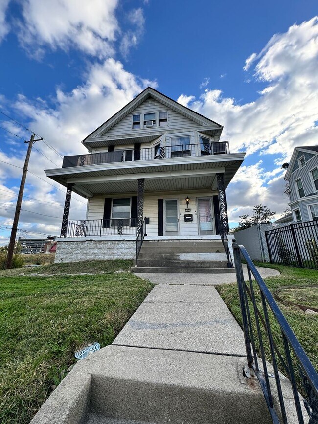 Foto del edificio - Norwood Duplex W/ Driveway Parking
