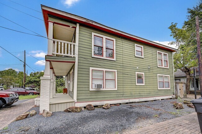 Building Photo - Stunning 1920´s Duplex located in the Hear...