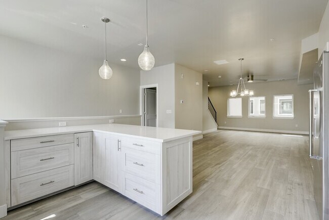 Building Photo - Prime Luxury Townhouse with Rooftop Deck Tennyson District Highlands!