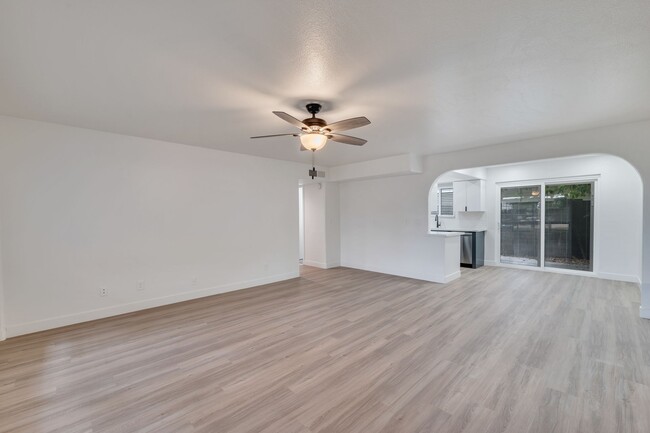Building Photo - *End mgmt 05.01.2024* 12th Street Apartmen...