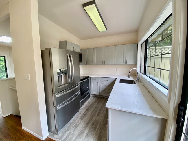 Building Photo - Bellevue Home!!!