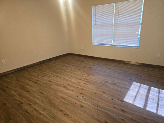 Foto del edificio - 217-219 E. Third Street