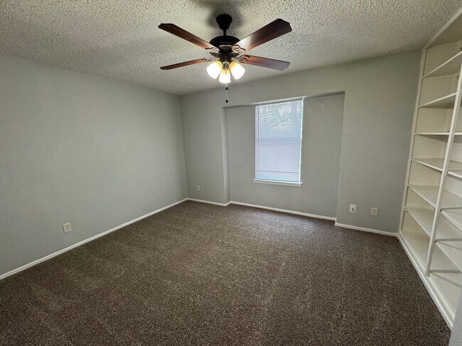 Foto del edificio - Spacious Townhome