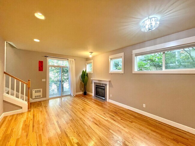 Building Photo - Great Townhome For Rent