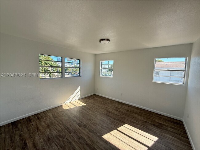 Foto del edificio - 236 SW 10th St