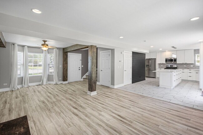 Foto del edificio - 5117 Woodmere Ct
