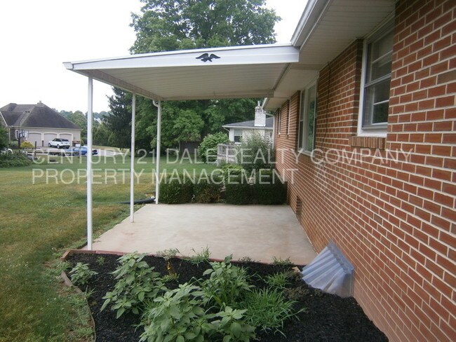 Building Photo - 2600 Sunset Ln