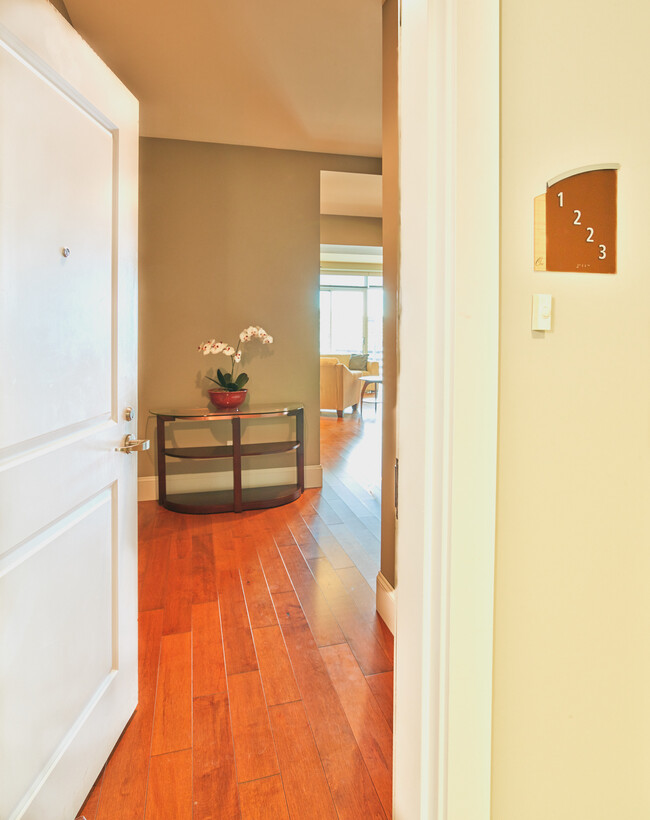 Entry - 2001 Lincoln St