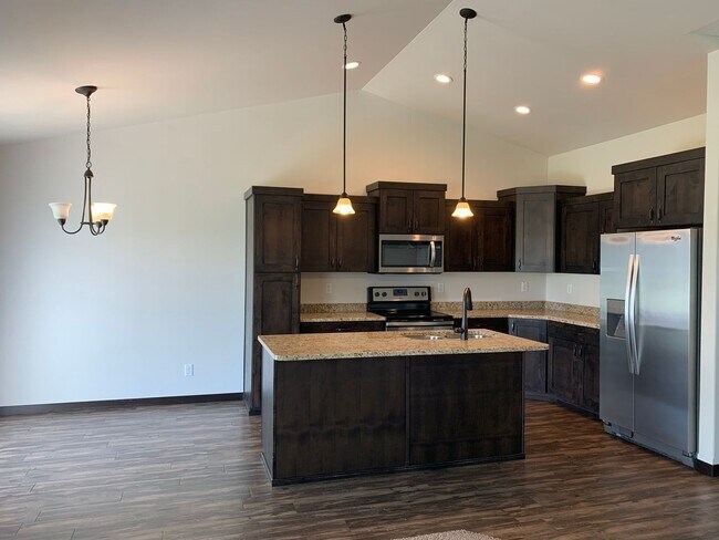 Foto del edificio - 5 Bed 3 Bath Single Family Home