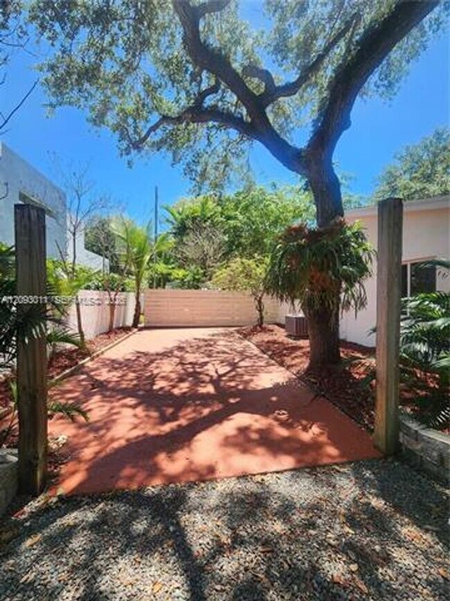 Foto del edificio - 16575 Old Cutler Rd