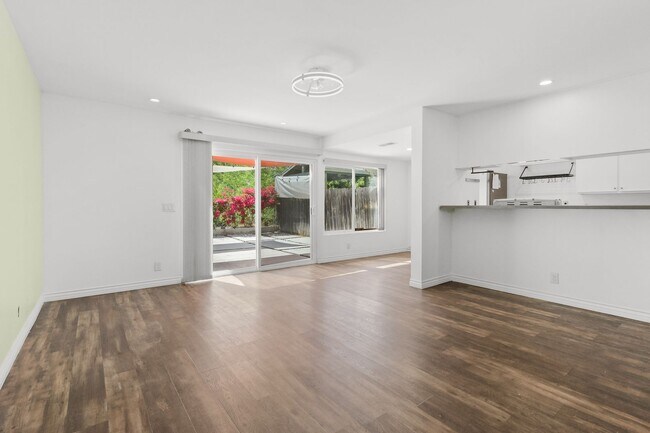 Foto del edificio - Modern 3BR Townhome | Garage + Driveway Parking | Yard | Pool | Pet Friendly | Move-In Ready