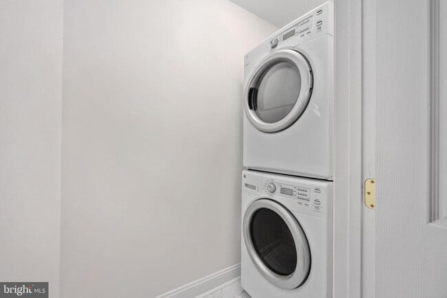 Building Photo - 620 Kenmore Ave