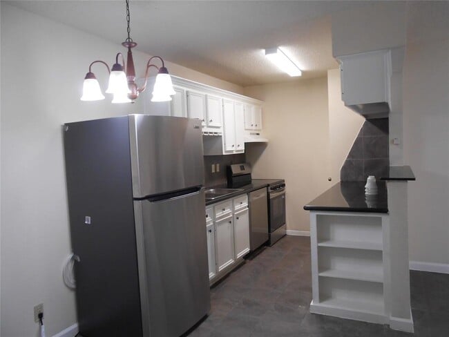 Building Photo - 2750 Holly Hall St