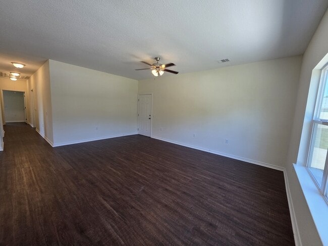 Building Photo - 3/2/2-Ready for Move In