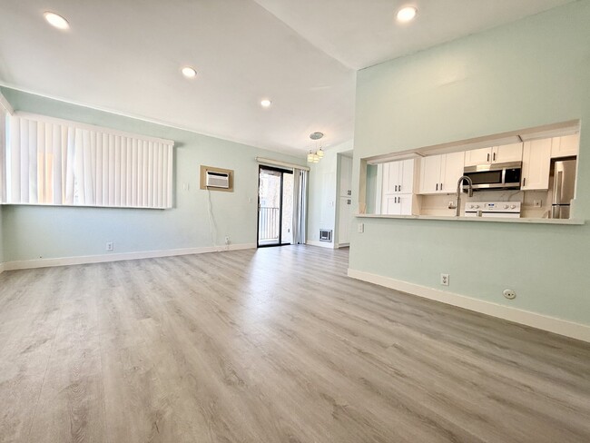 Foto del edificio - Remodeled 2 bedroom 1 bath unit with laund...