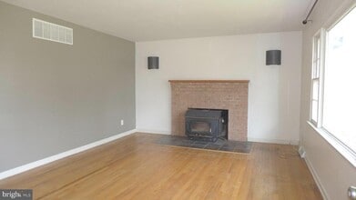 Building Photo - 93 Great Lake Dr