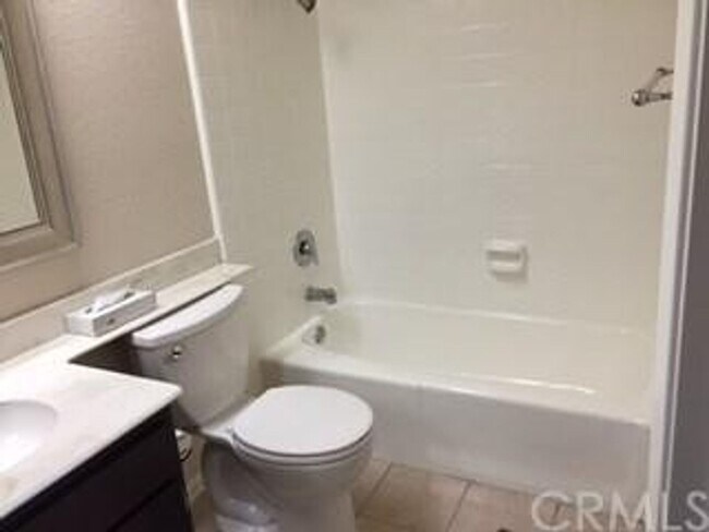 Building Photo - Sea Spray: Upper 2 Bedroom 2 Bath Condo,