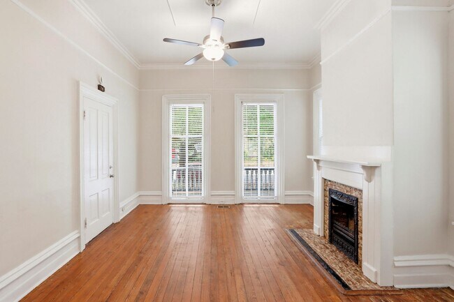 Building Photo - Large Three Bedroom in Historic District