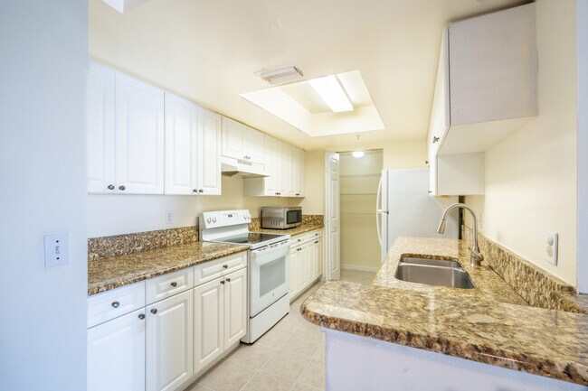 Foto del edificio - 1300 Crestwood Ct S