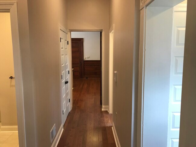 Pasillo - 930 N Lincoln Ave