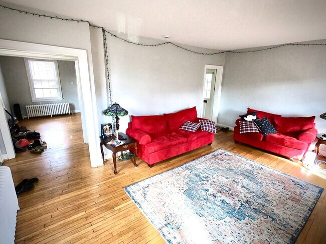 Foto del edificio - 8/1 Fantastic Location. Fenced Yard. 4 bed 2 bath. Porch. Hardwood. Close to CMU