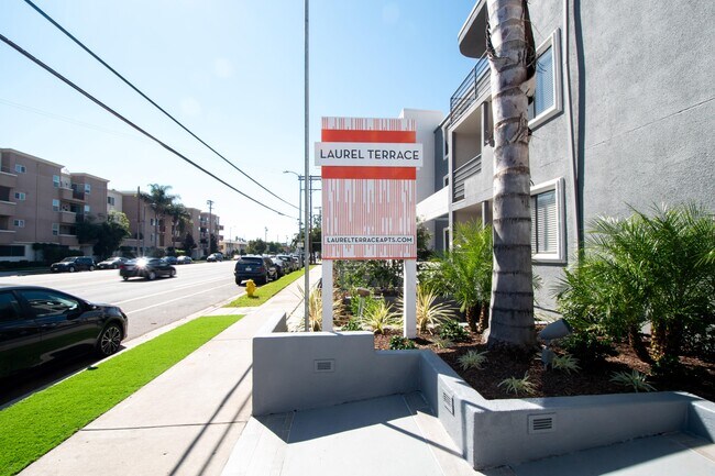 Letrero de entrada de los apartamentos Laurel Terrace - Laurel Terrace