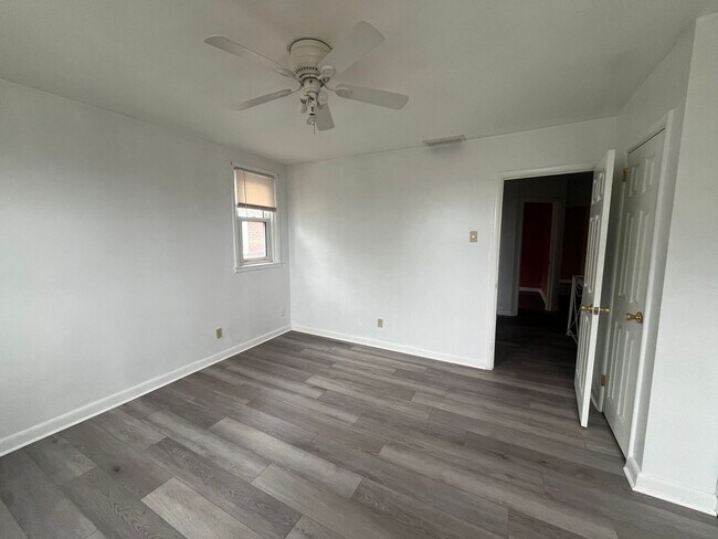 Building Photo - 3 bed room 1.5 bath