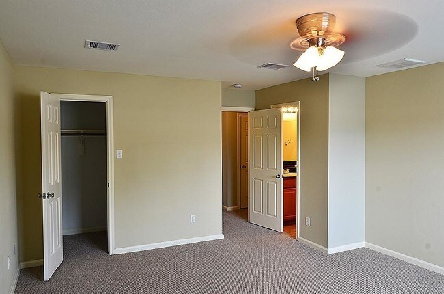 Building Photo - 1520 Sherwood Forest St