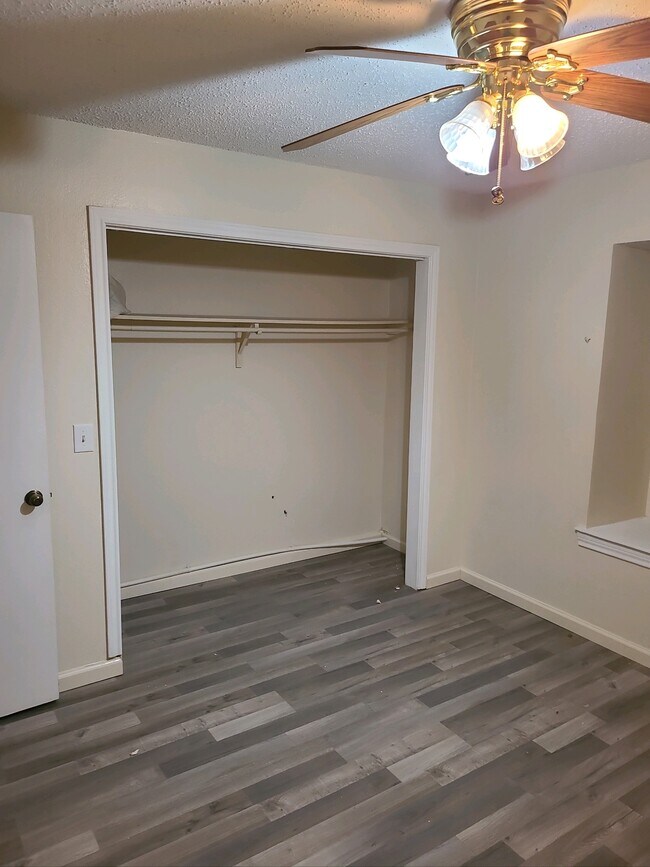 Foto de muestra del dormitorio de invitados. - 201 W Trinity St