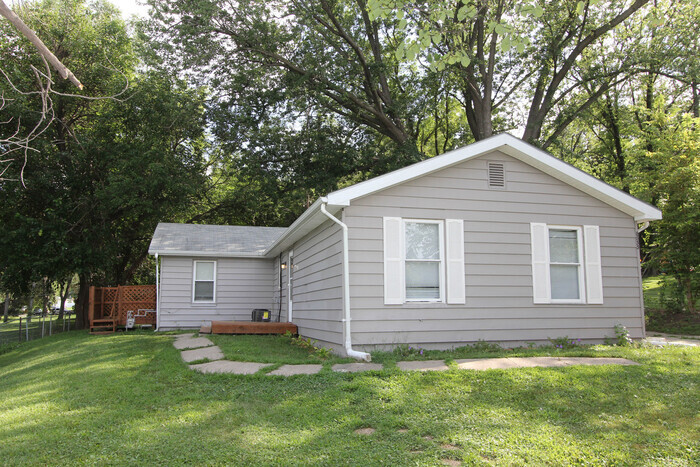 Primary Photo - Northwest 4 Bedroom 2 Bath!