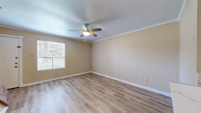 Foto del edificio - 904 University Oaks Blvd