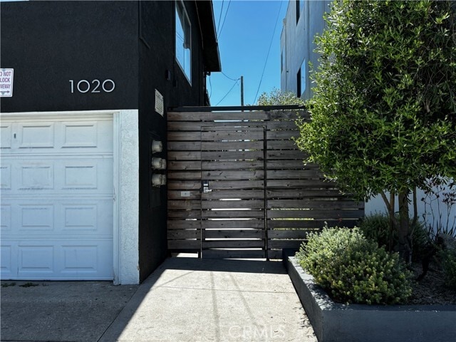 Building Photo - 1020 E Broadway