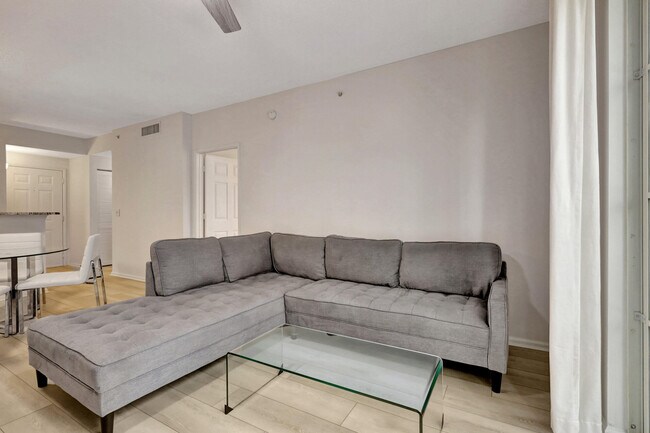 Building Photo - 630 S Sapodilla Ave