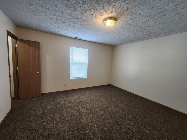 Foto del edificio - 2 BR Upper Apartment - Pets Welcome!