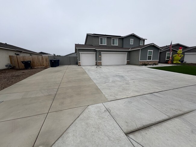 Building Photo - Beautiful 5 Bedroom Home in Tulare Availab...