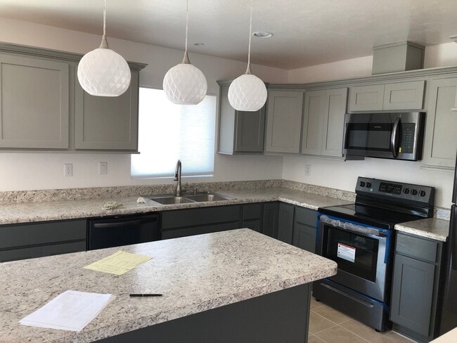 Building Photo - Country Club Estates Remodeled cutie