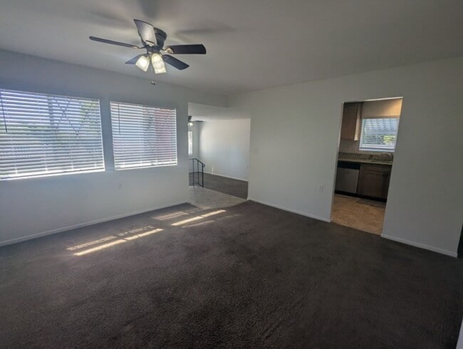 Foto del edificio - Single Story Home 4 bedroom + Enclosed pat...