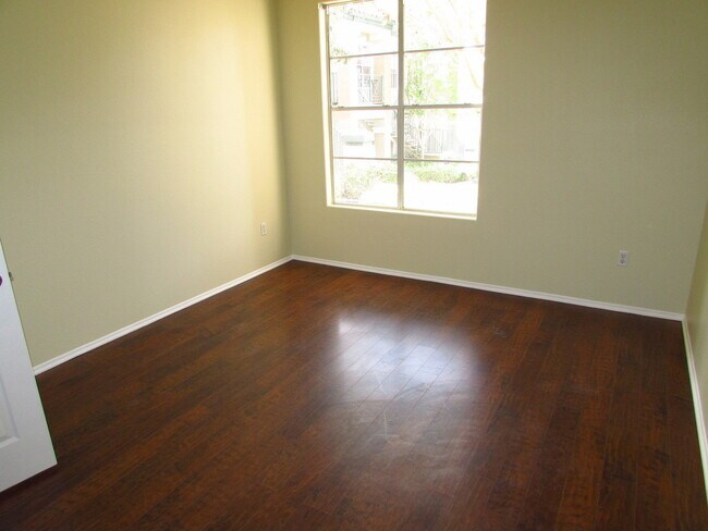 Foto del edificio - Downstairs 2 bedroom condo in great location